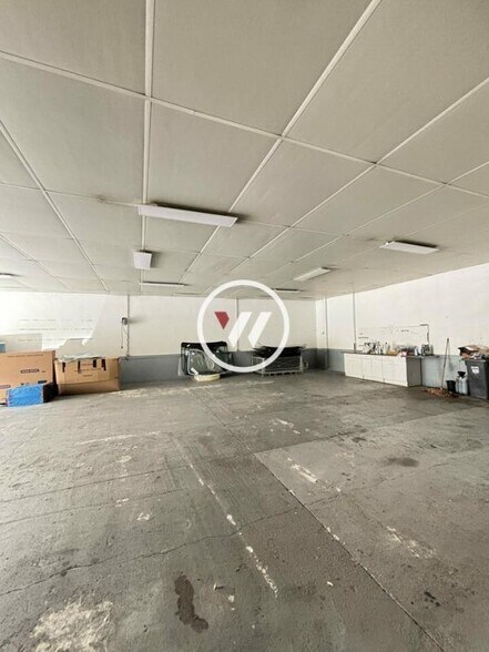 Flex in Gémenos for lease - Interior Photo - Image 2 of 7