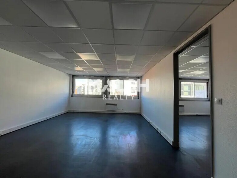 Office in Lyon for lease - Interior Photo - Image 3 of 8