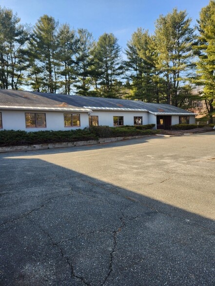 815 Pleasant St, Lee, MA for sale - Building Photo - Image 2 of 23