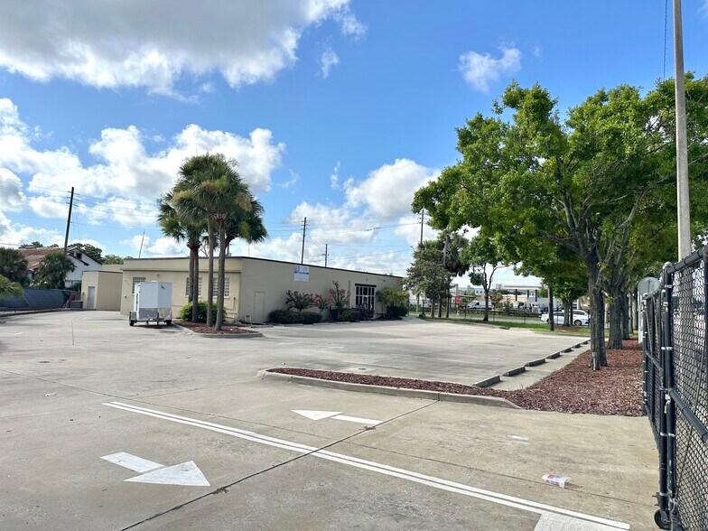1827 Silver Star Rd, Orlando, FL à louer - Photo du bâtiment - Image 3 de 5