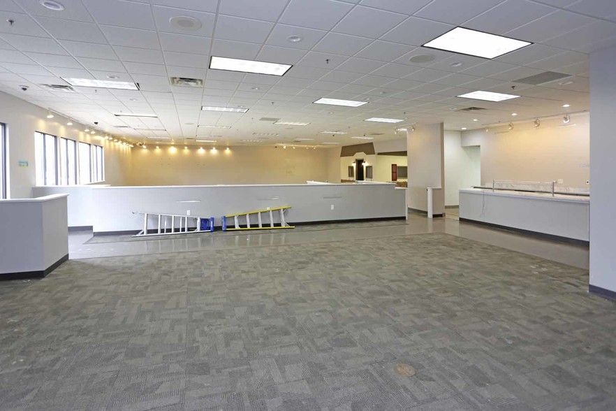 1011 Meadowlands Dr, Saint Paul, MN for lease - Interior Photo - Image 2 of 11