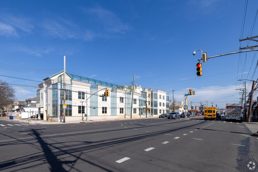 17-19 Hylan Blvd, Staten Island, NY à louer - Photo du bâtiment - Image 2 de 4