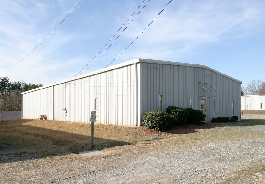 2326 Cragmore Rd, Winston-Salem, NC à louer - Photo du bâtiment - Image 2 de 7