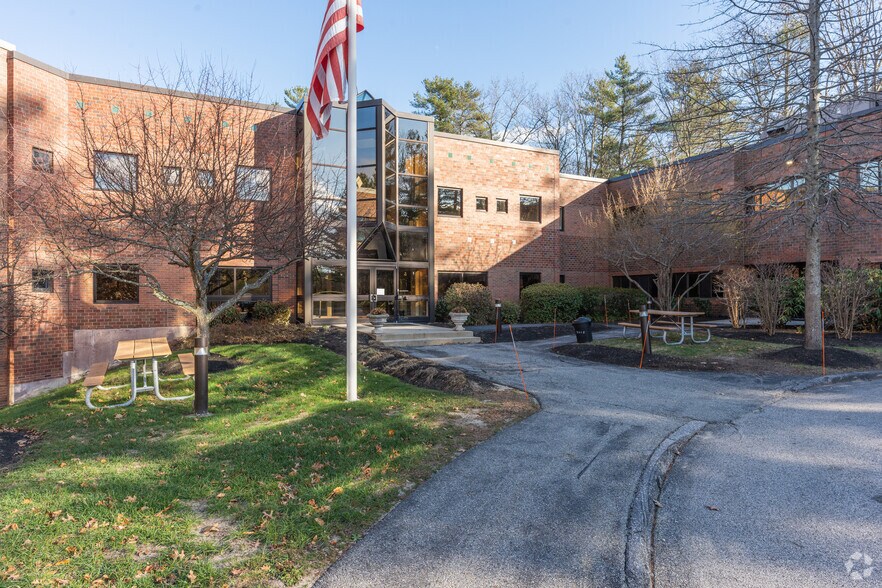 41 Hutchins Dr, Portland, ME à louer - Photo du bâtiment - Image 3 de 5