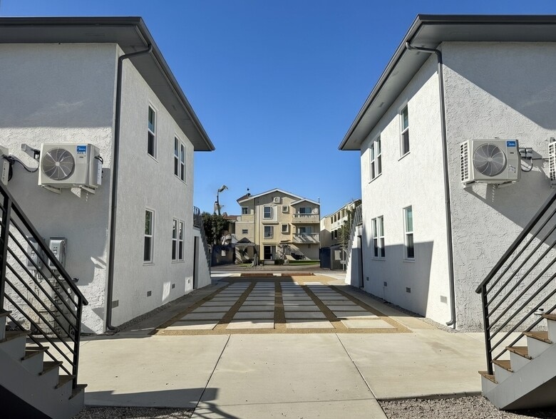 8722 Ramsgate Ave, Los Angeles, CA à vendre - Photo du bâtiment - Image 2 de 11