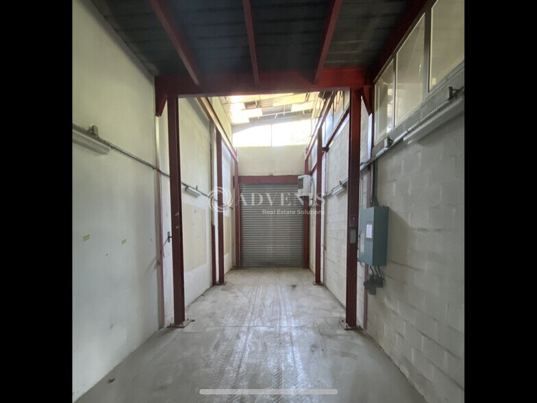 Industrial in Guyancourt for sale - Interior Photo - Image 3 of 7