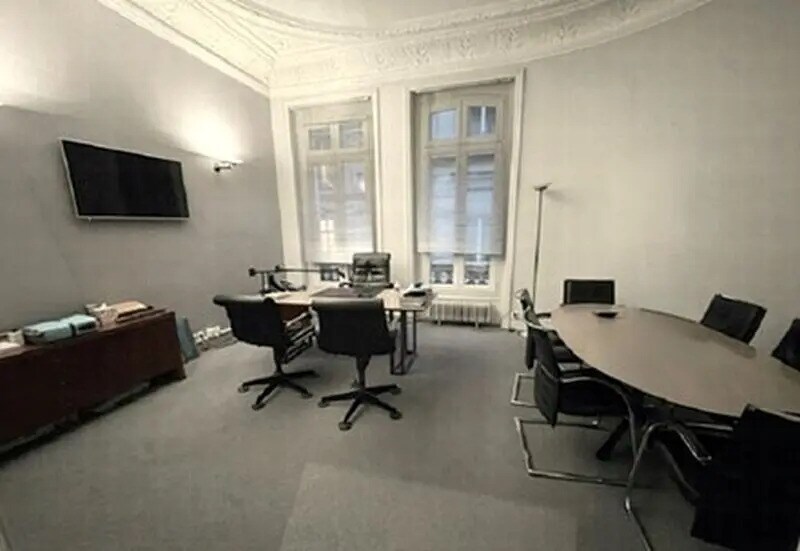 54 Rue De Ponthieu, Paris for lease - Interior Photo - Image 3 of 9