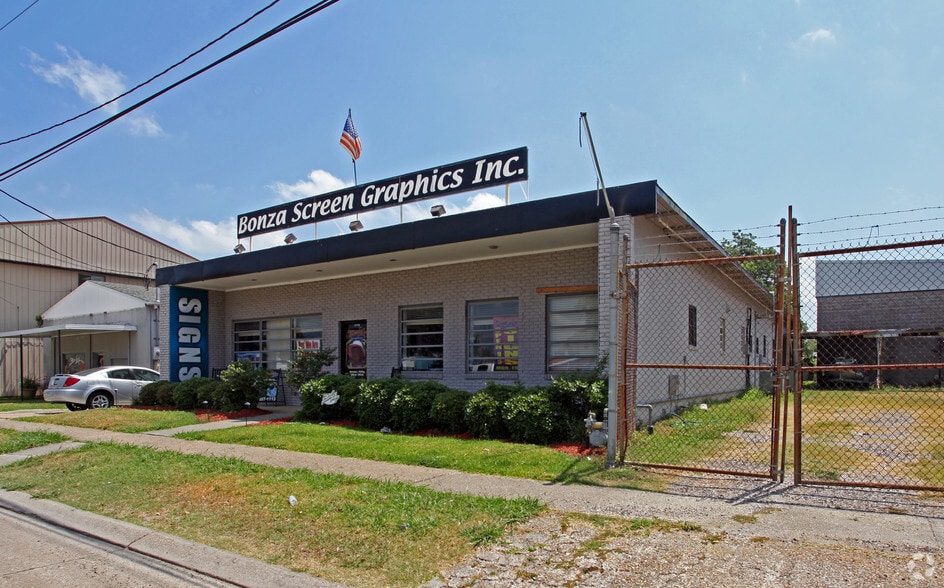 3 Buildings + Lot portfolio of 3 properties for sale on LoopNet.ca - Primary Photo - Image 1 of 2