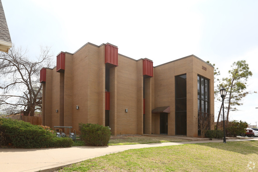 300 N Broadway, Edmond, OK for lease - Building Photo - Image 1 of 4