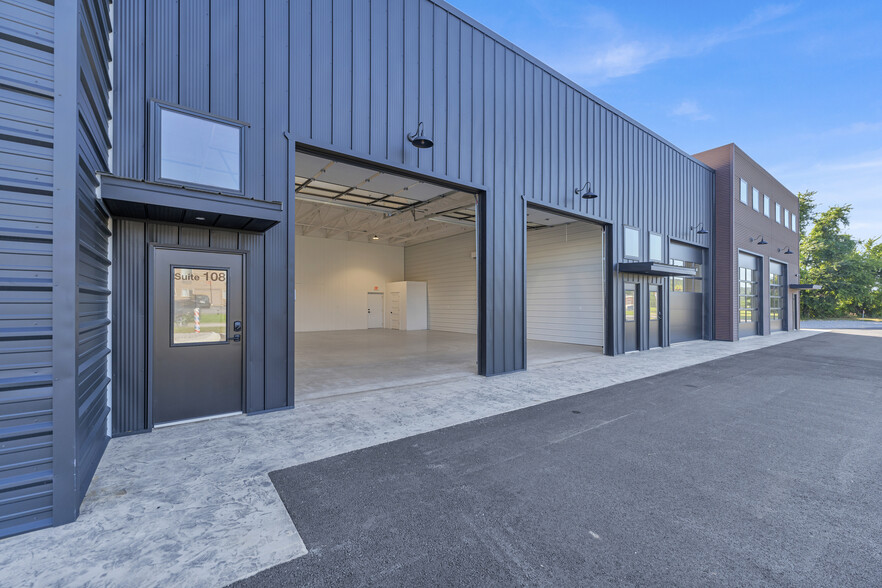 Multi Location Flex Space Portfolio portfolio of 3 properties for sale on LoopNet.ca - Building Photo - Image 2 of 8
