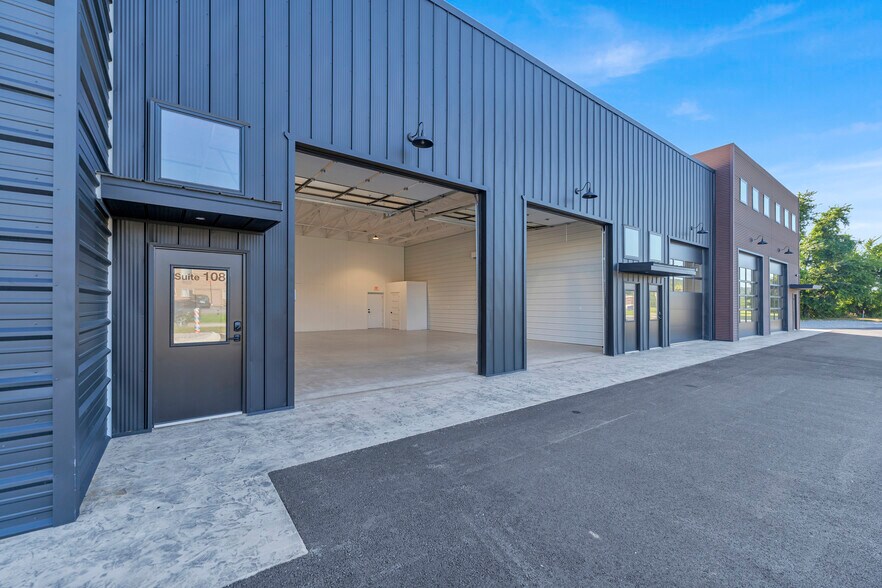 Multi Location Flex Space Portfolio portfolio of 3 properties for sale on LoopNet.ca - Building Photo - Image 3 of 8