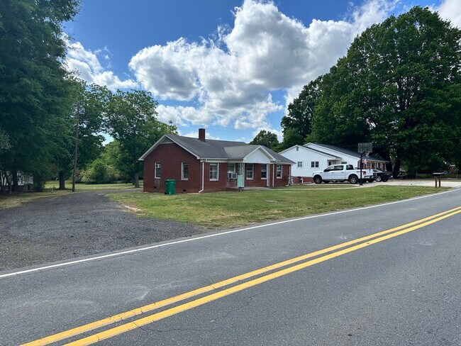 Plus de détails pour 113 Meadow Creek Church Rd, Locust, NC - Multi-résidentiel à vendre