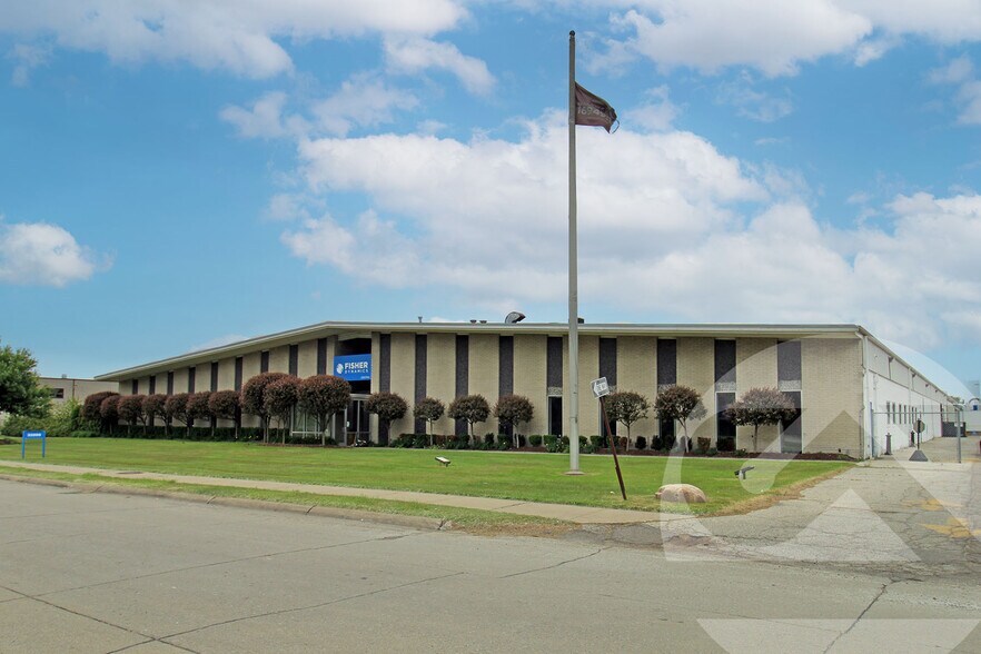 33200 Fisher Dr, Saint Clair Shores, MI for sale - Building Photo - Image 1 of 2