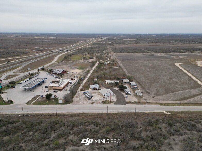 866 FM 99, Whitsett, TX à vendre - Photo du bâtiment - Image 2 de 29