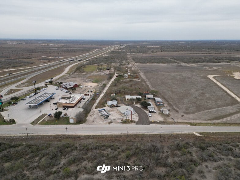 866 FM 99, Whitsett, TX à vendre - Photo du bâtiment - Image 3 de 29
