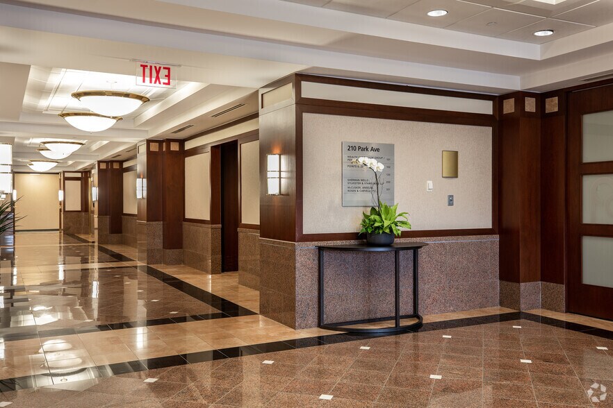 210 Park Ave, Florham Park, NJ à louer - Hall d’entrée - Image 3 de 4