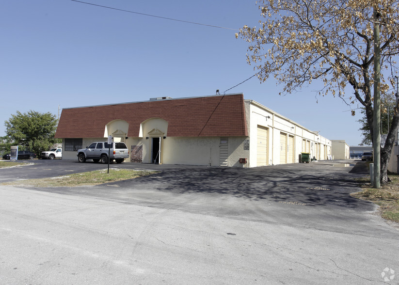 4310-4326 NE 5th Ter, Oakland Park, FL for lease - Building Photo - Image 2 of 5