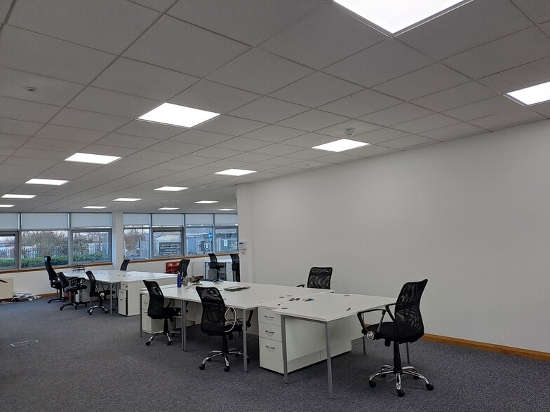 300 Springhill Pky, Baillieston for lease - Interior Photo - Image 3 of 7