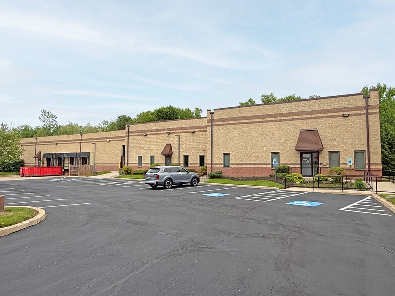 1440 Wells Dr, Bensalem, PA à louer - Photo du bâtiment - Image 2 de 10