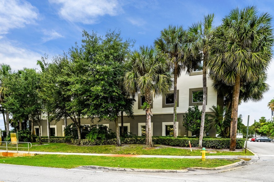 401 Fairway Dr, Deerfield Beach, FL à louer - Photo du bâtiment - Image 3 de 7