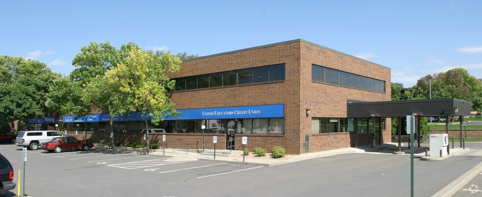 4111 Central Ave NE, Columbia Heights, MN à louer - Photo du bâtiment - Image 3 de 14