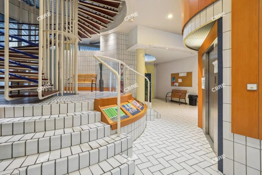 Office in Bordeaux for lease - Interior Photo - Image 3 of 16