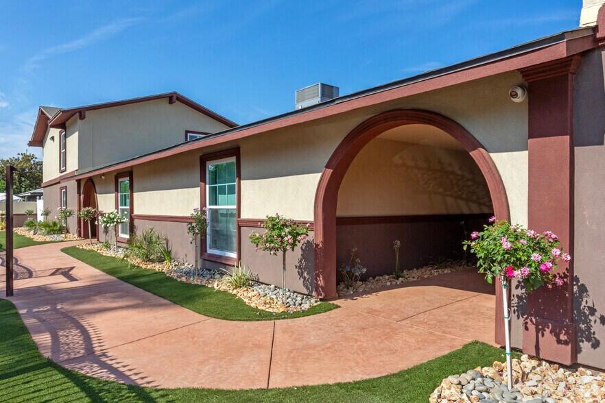 1223 N Sylmar Ave, Fresno, CA à vendre - Photo du bâtiment - Image 2 de 15