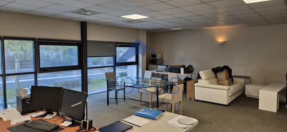 Flex in Décines-Charpieu for lease - Interior Photo - Image 2 of 4