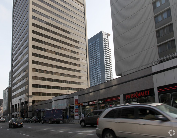 345 Bloor St E, Toronto, ON à louer - Photo du bâtiment - Image 2 de 5