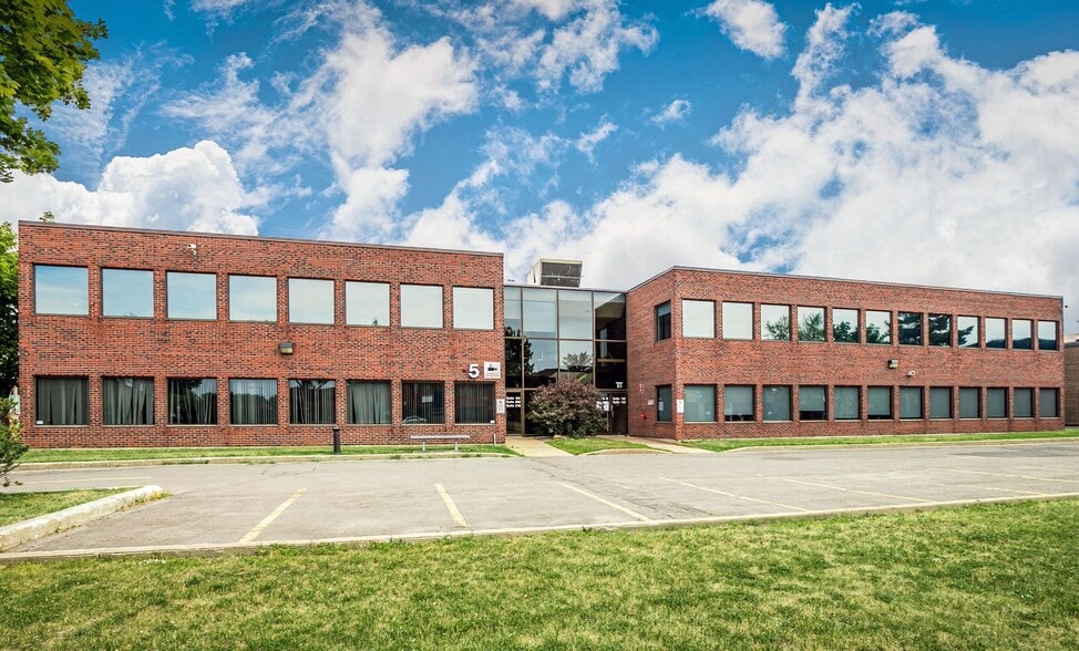 5 Pl de la Place du Commerce Street, Brossard, QC for lease - Primary Photo - Image 1 of 1