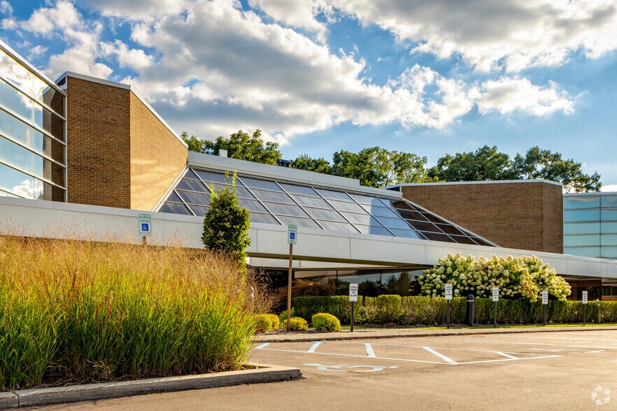 2600 S Telegraph Rd, Bloomfield Hills, MI à louer - Photo du bâtiment - Image 2 de 11