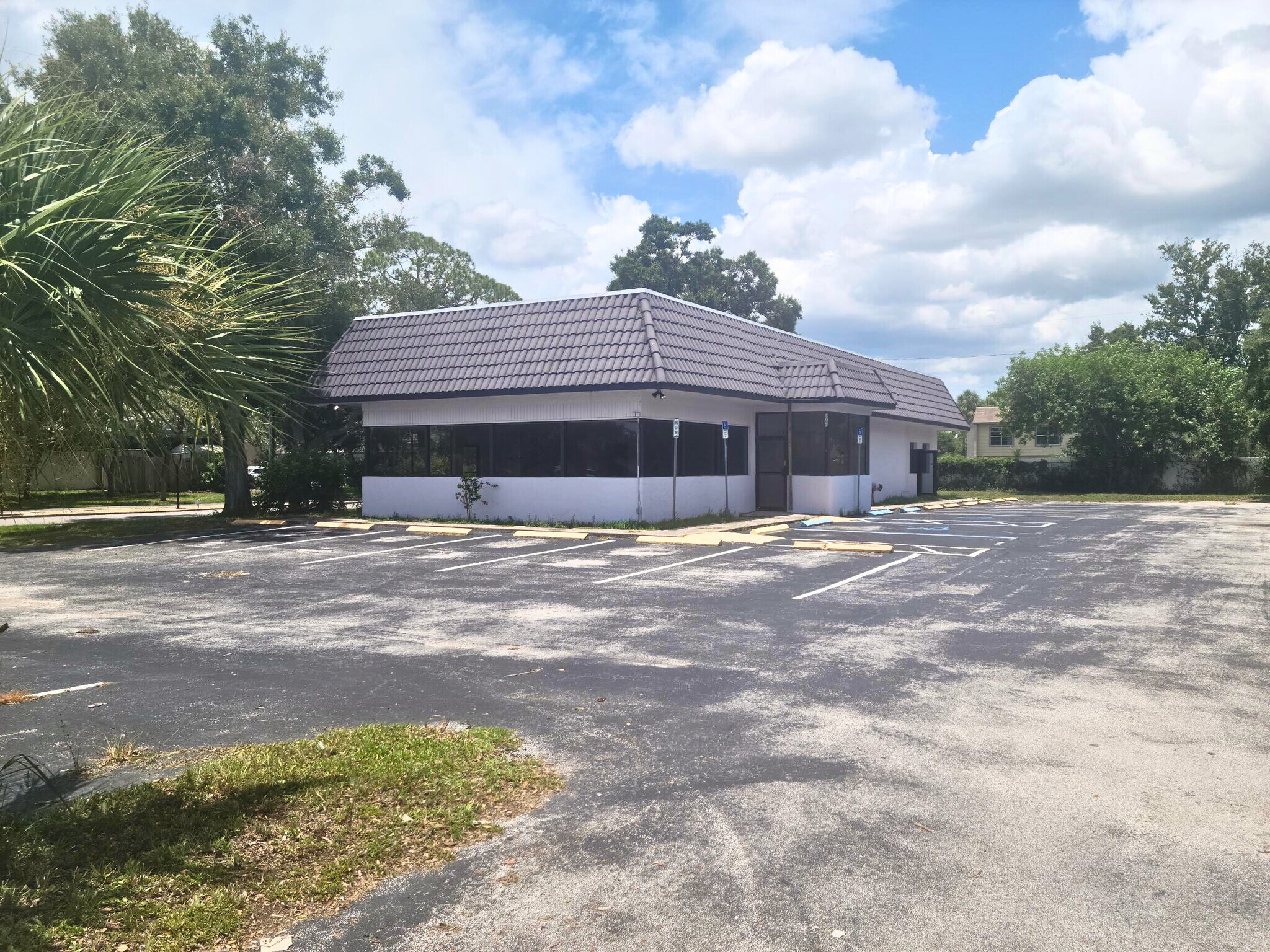 3760 E Bay Dr, Clearwater, FL à louer Photo du bâtiment- Image 1 de 5