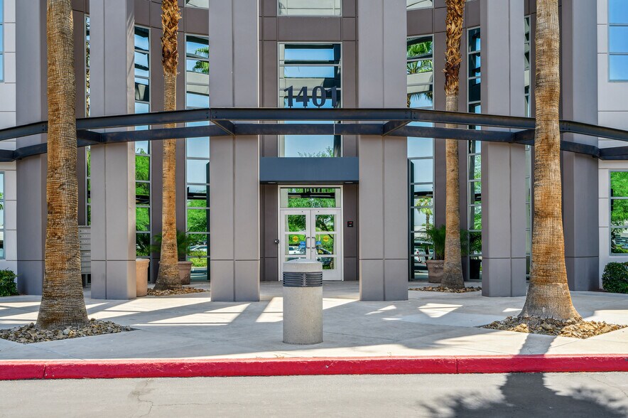 1401 N Green Valley Pky, Henderson, NV à louer - Photo du bâtiment - Image 3 de 16