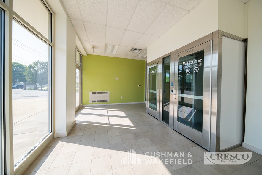 4834 Richmond Rd, Warrensville Heights, OH for lease - Interior Photo - Image 2 of 4