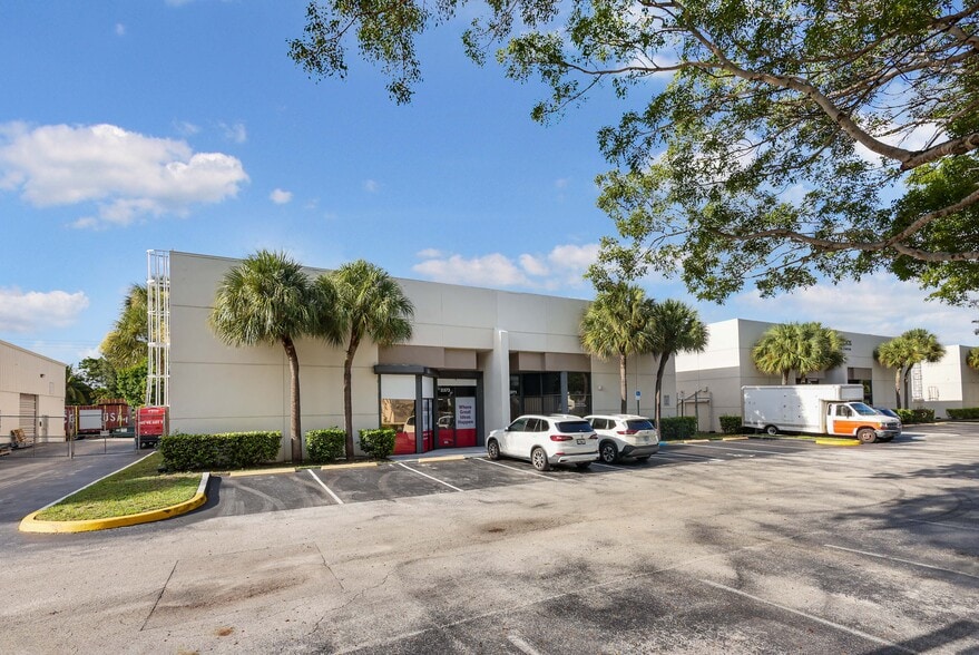 3371-3373 NW 168th St, Miami Gardens, FL for lease - Building Photo - Image 3 of 5