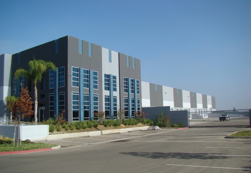 6250 Sycamore Canyon Blvd, Riverside, CA for lease - Building Photo - Image 2 of 6