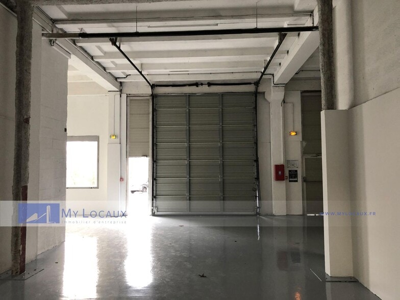 Flex in Osny for lease - Interior Photo - Image 3 of 7