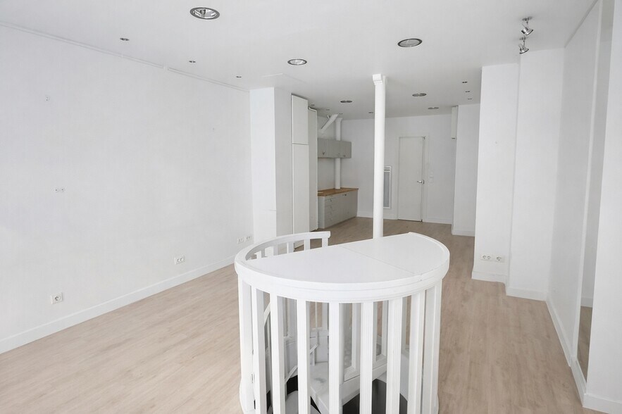 Retail in Paris for lease - Interior Photo - Image 3 of 7