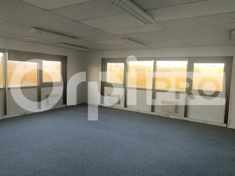 Office in Mérignac for lease - Interior Photo - Image 2 of 6
