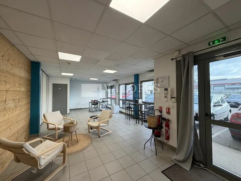 Flex in Décines-Charpieu for lease - Interior Photo - Image 2 of 8