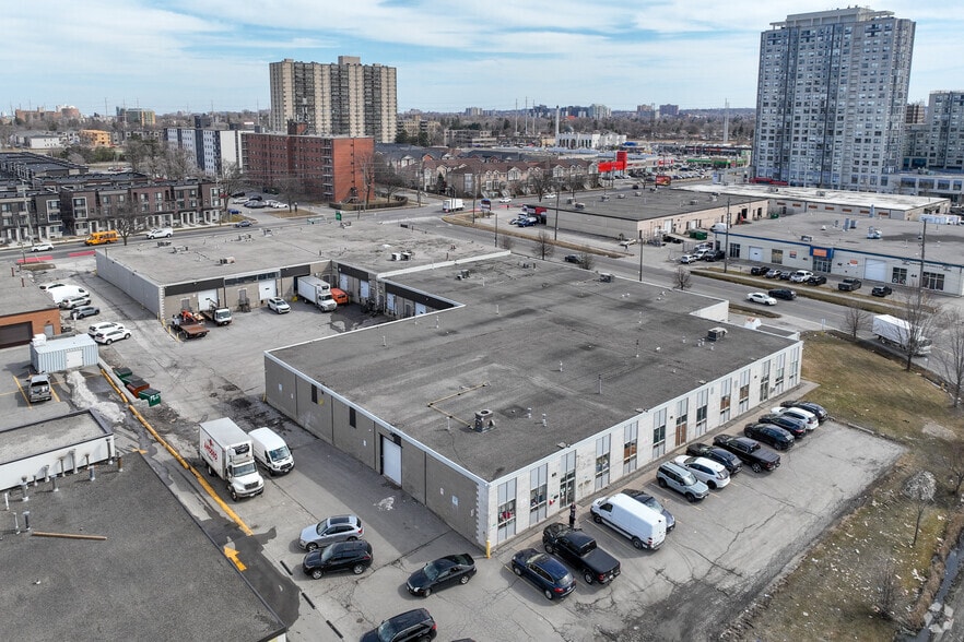 1530-1536 Midland Ave, Toronto, ON à louer - Photo du bâtiment - Image 3 de 3
