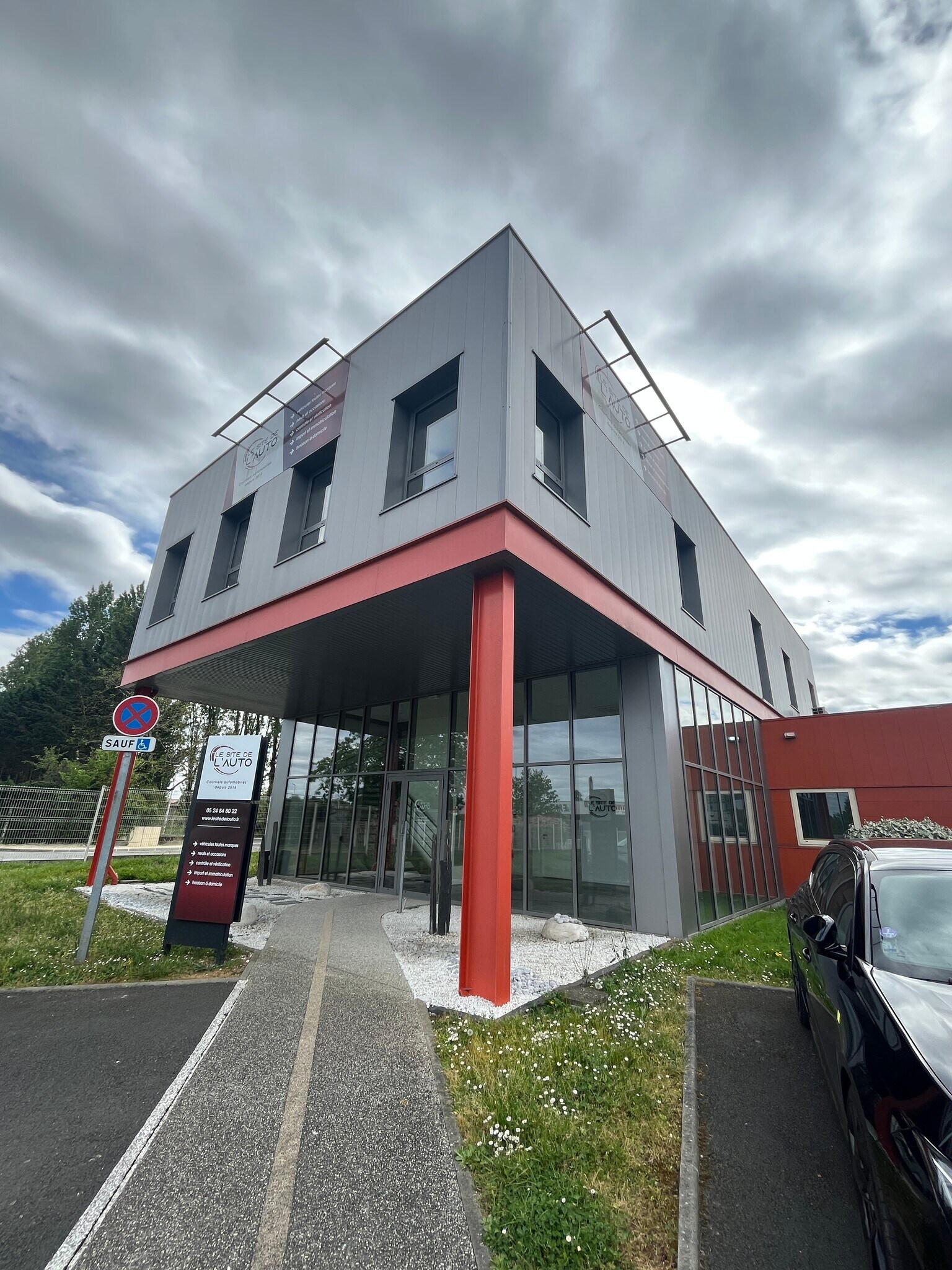 Office in Villenave-d'Ornon for lease Primary Photo- Image 1 of 28