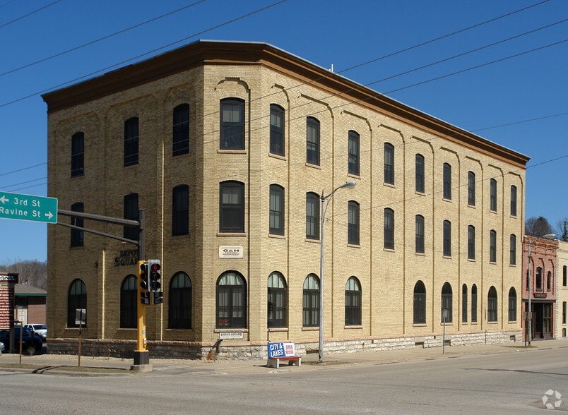 303 1st Ave NE, Faribault, MN à louer - Photo du bâtiment - Image 3 de 12