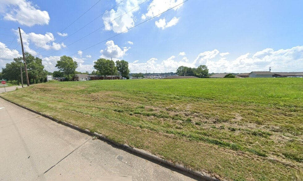 2561 Independence St, Cape Girardeau, MO à vendre - Photo du bâtiment - Image 2 de 3