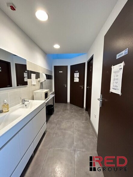 Office in Eguilles for lease - Interior Photo - Image 3 of 4