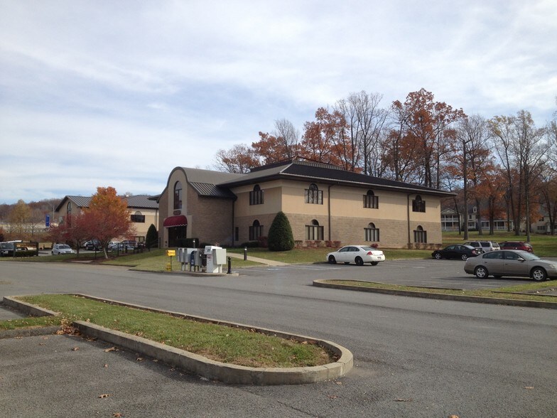 2400-2600 Cranberry Sq, Morgantown, WV à vendre - Photo du bâtiment - Image 3 de 12