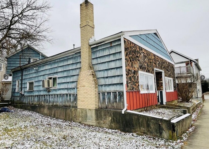 Retail & Residential Income Portfolio portefeuille de 2 propriétés à vendre sur LoopNet.ca - Photo du bâtiment - Image 3 de 8