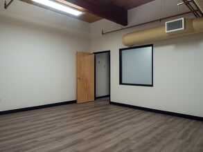 819 SE Morrison St, Portland, OR for lease Interior Photo- Image 2 of 8