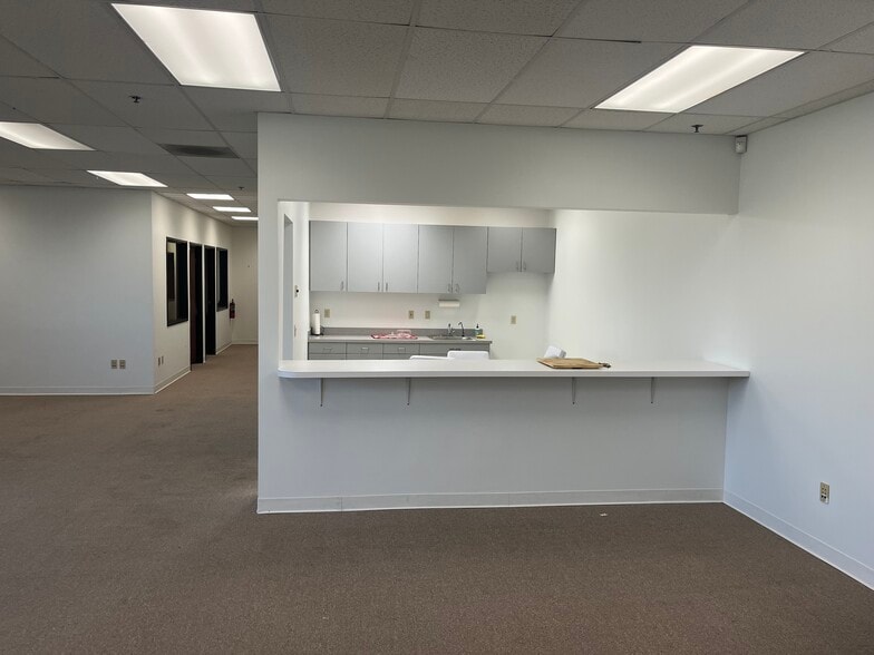 2820-2834 La Mirada Dr, Vista, CA for lease - Interior Photo - Image 3 of 16