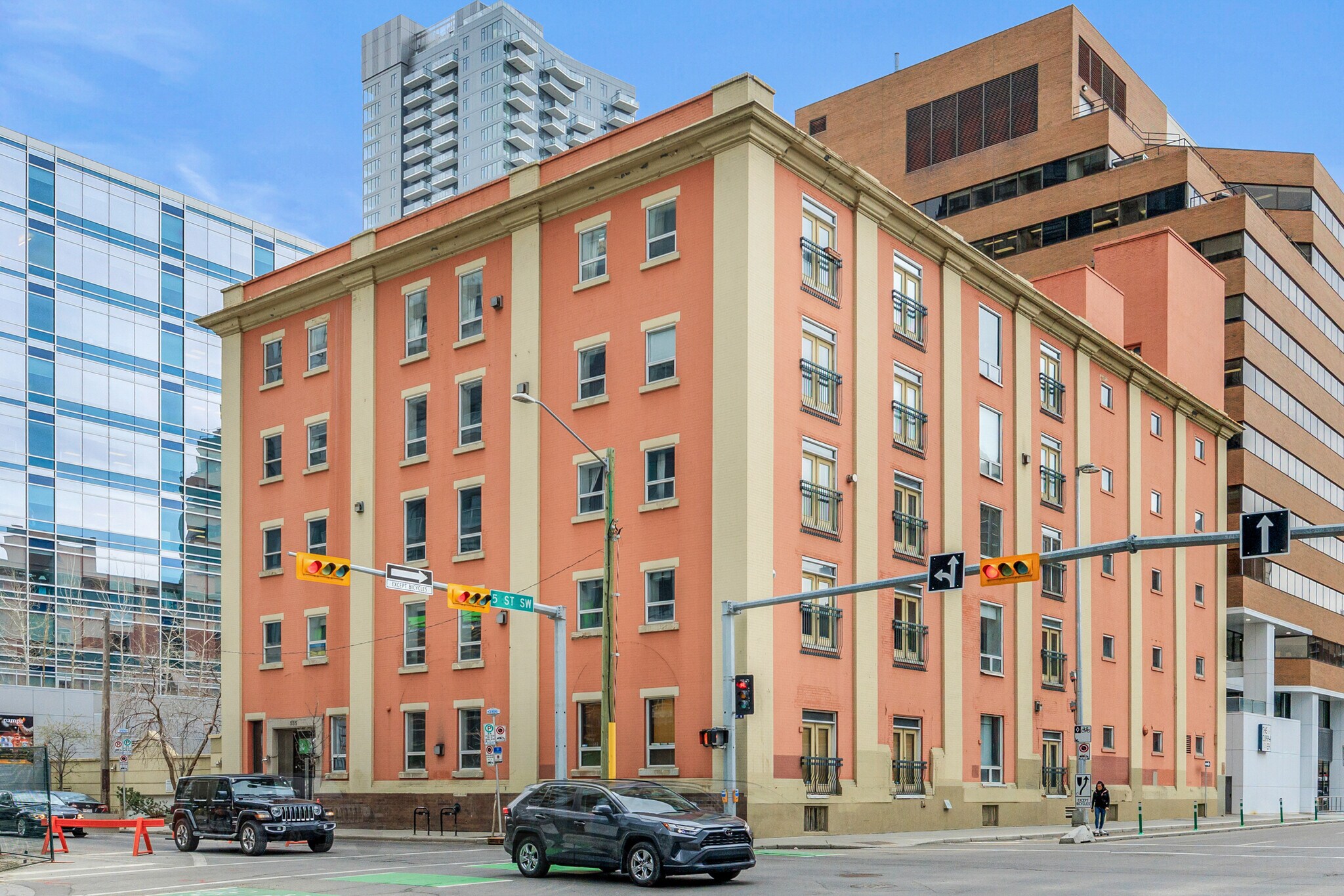 535 10th Ave SW, Calgary, AB à vendre Photo du bâtiment- Image 1 de 7